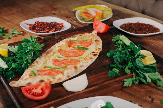 Traditionelles türkisches gebackenes Gericht Pide. Türkische Pizzapide, Vorspeisen aus dem Nahen Osten. Türkische Küche.