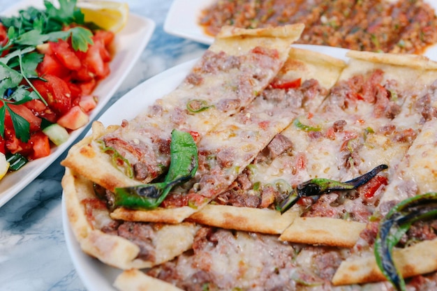 Traditionelles türkisches gebackenes Gericht Pide. Türkische Pizzapide, Vorspeisen aus dem Nahen Osten. Türkische Küche.