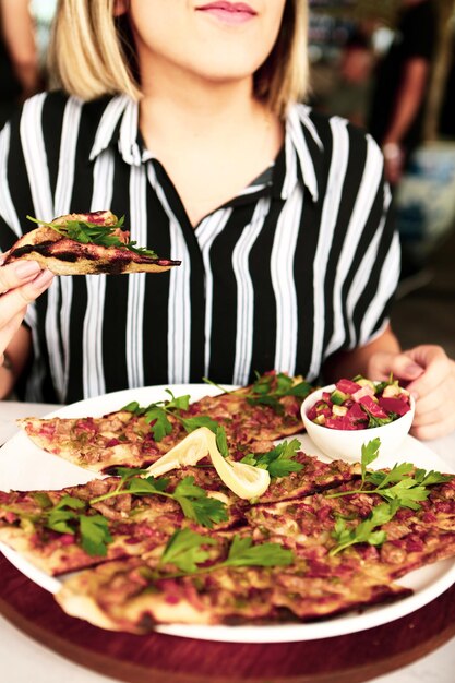 Traditionelles türkisches gebackenes Gericht Pide. Türkische Pizzapide, Vorspeisen aus dem Nahen Osten. Türkische Küche.