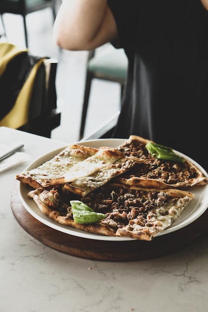 Traditionelles türkisches gebackenes Gericht Pide. Türkische Pizzapide, Vorspeisen aus dem Nahen Osten. Türkische Küche.