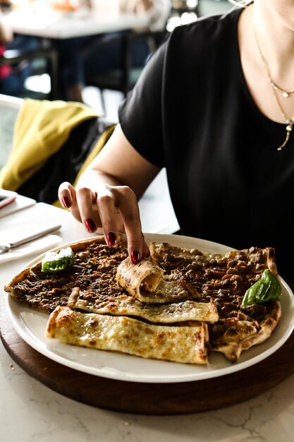 Traditionelles türkisches gebackenes Gericht Pide. Türkische Pizzapide, Vorspeisen aus dem Nahen Osten. Türkische Küche.