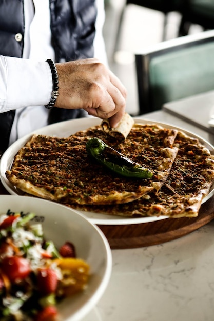 Traditionelles türkisches gebackenes Gericht Pide