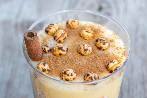 Traditionelles türkisches Getränk mit gerösteten Kichererbsen Boza oder Bosa