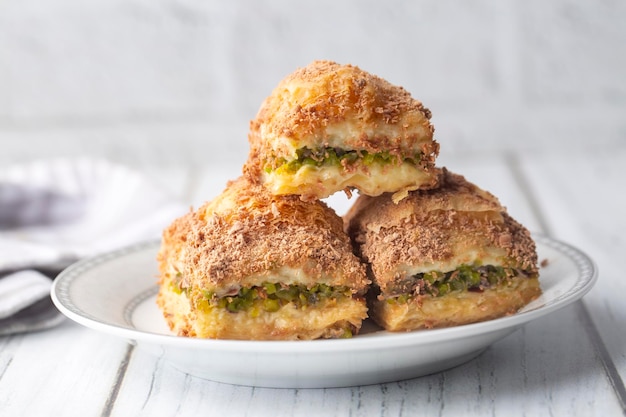 Traditionelles türkisches neues Dessert kaltes milchiges Baklava mit Pistazien (türkischer Name; Soguk Baklava)