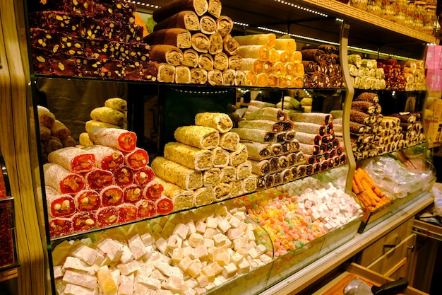 Traditionelles türkisches Vergnügen am Schalter im Großen Basar von Istanbul