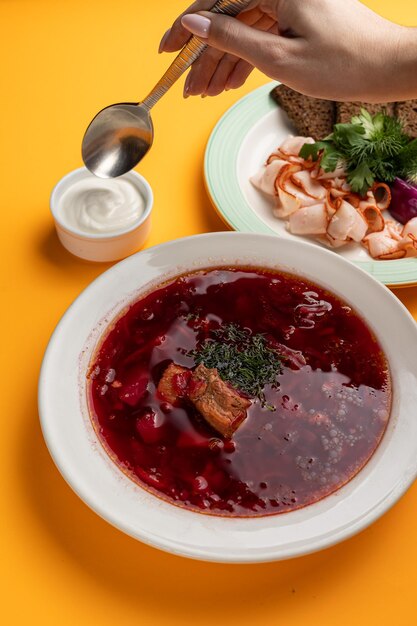 Traditionelles ukrainisches Borscht mit Sauerkrem