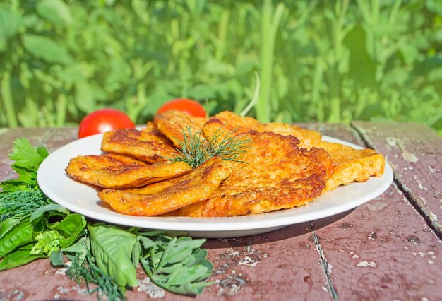 Traditionelles ukrainisches Gericht Kleine Pfannkuchen auf weißer Plattennahaufnahme