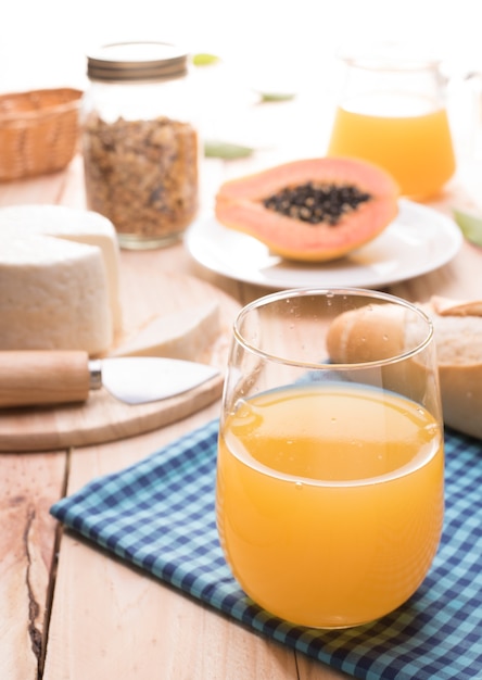 Traditionelles und gesundes Frühstück mit Orangensaft