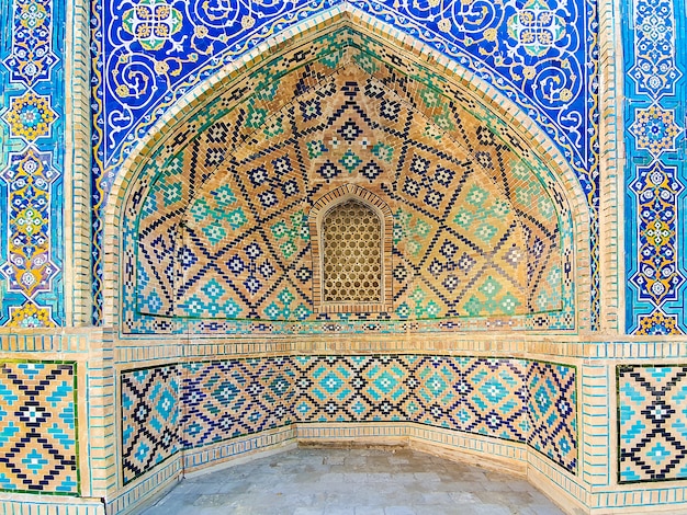 Traditionelles usbekisches Muster auf der Keramikfliese an der Wand der Moschee,