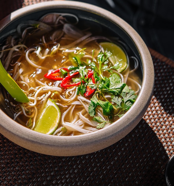 Foto traditionelles vietnamesisches straßenessen