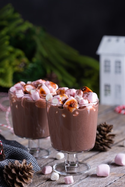 Traditionelles Weihnachtsgetränk heiße Kakaoschokolade mit gerösteten Marshmallows