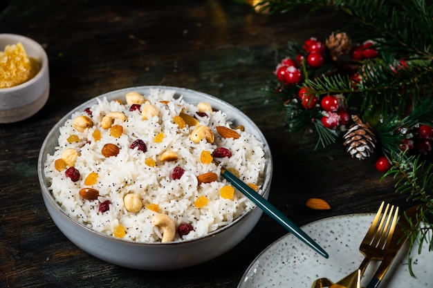 Traditionelles Weihnachtskutia Gekochter Reisbrei traditionelles slawisches Feiertagsritualgericht Süßer Pilaw mit Nüssen Kutya Ukrainisch-orthodoxes Weihnachten