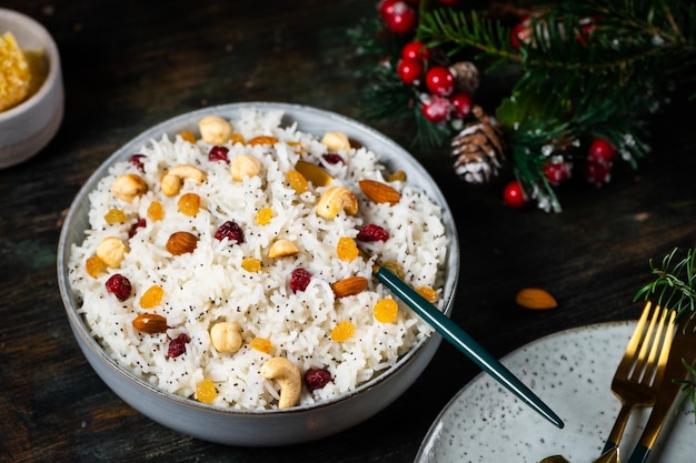 Traditionelles Weihnachtskutia Gekochter Reisbrei traditionelles slawisches Feiertagsritualgericht Süßer Pilaw mit Nüssen Kutya Ukrainisch-orthodoxes Weihnachten