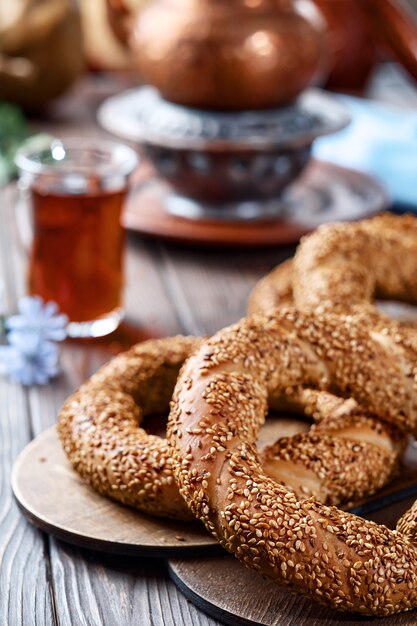 Traditionelles Weißbrot mit Sesam zum Frühstück