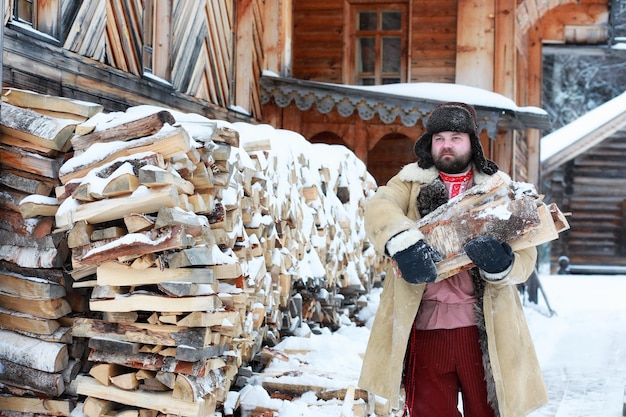Traditionelles Winterkostüm des bäuerlichen Mittelalters in Russland