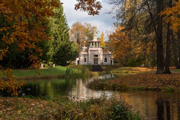 Traducción de la inscripción en la puerta Bienvenido cenador chino en la orilla de los estanques superiores en el Parque Catherine en Tsarskoye Selo en un soleado día de otoño Pushkin San Petersburgo Rusia