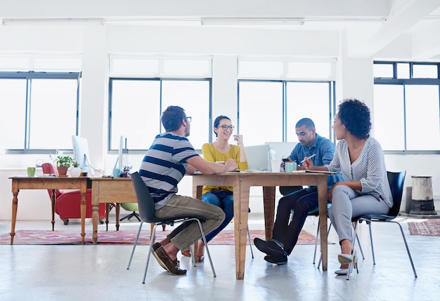 Traen ideas a la realidad Fotografía de un grupo de diseñadores trabajando en una oficina