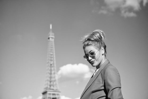 Träumen von Paris Sexy Frau am Eiffelturm in Paris Frankreich im Urlaub Frau mit Sonnenbrille am sonnigen blauen Himmel im Freien Mädchen mit Mode-Look und sinnlicher Schönheit Reisen im Sommerurlaub