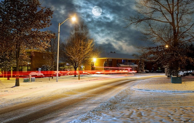 Tráfego à noite na neve coberta, noite estrada linda cidade