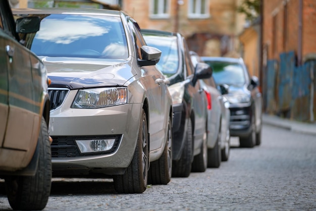 Tráfego da cidade com carros estacionados na fila do lado da rua.