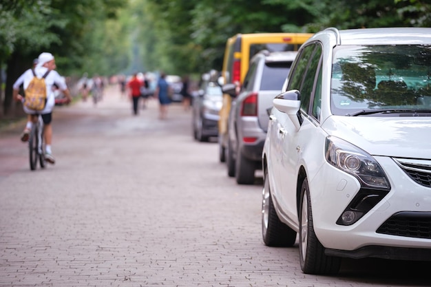 Tráfego da cidade com carros estacionados na fila do lado da rua