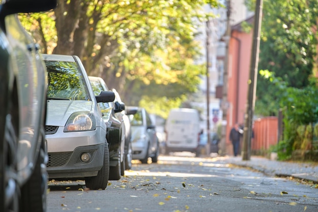 Tráfego da cidade com muitos carros estacionados em fila ao lado da rua