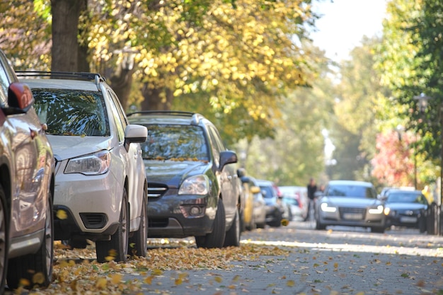 Tráfego da cidade com muitos carros estacionados na fila do lado da rua