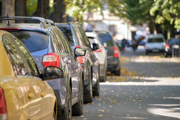 Tráfego da cidade com muitos carros estacionados na fila do lado da rua