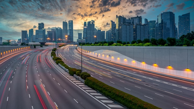 Tráfego de rodovia da cidade de Singapura com movimento da luz do carro