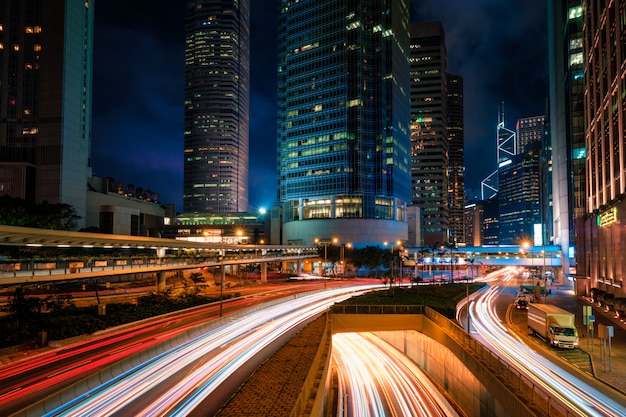 Tráfego de rua em Hong Kong à noite