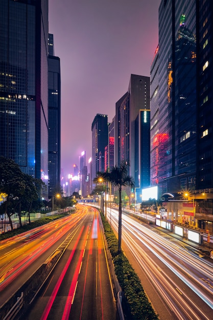 Tráfego de rua em hong kong à noite