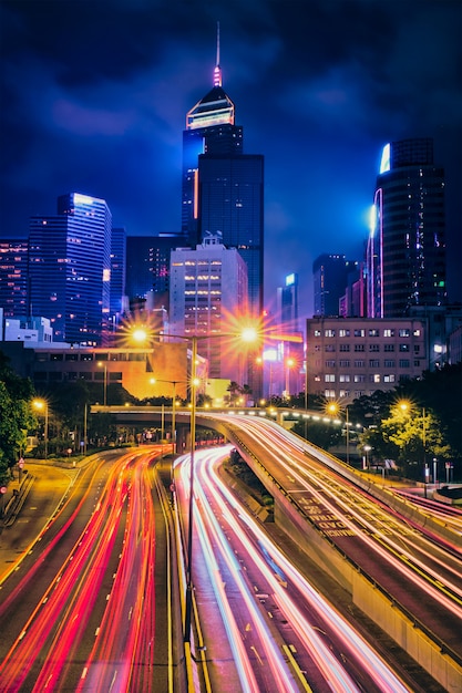 Tráfego de rua em hong kong à noite