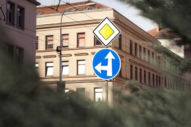 Tráfego em um poste com sinais de trânsito estrada principal