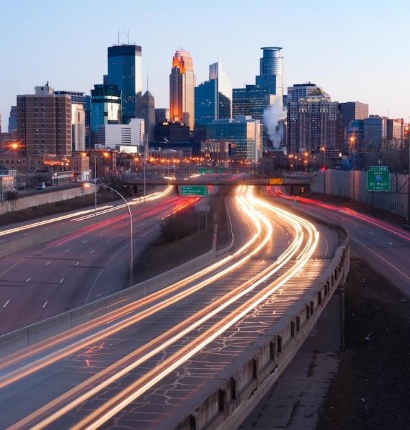 Tráfego interestadual em movimento Metro Highway Minneapolis Minnesota City Skyline