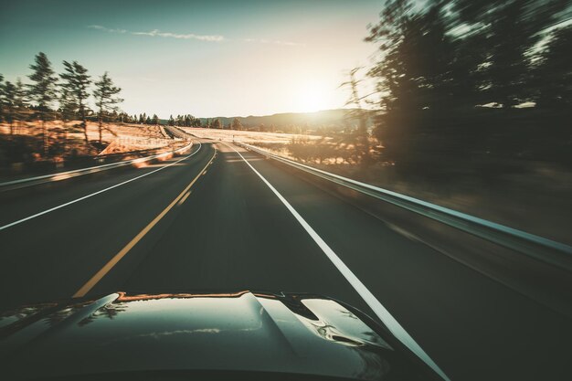 Tráfego livre na estrada durante o pôr-do-sol