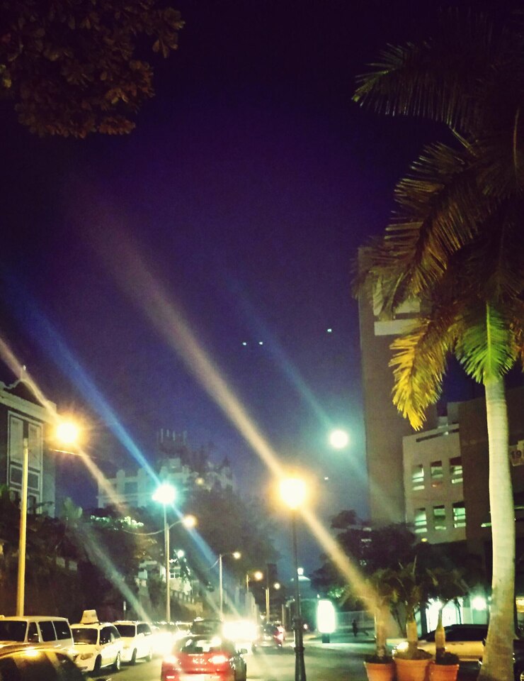 Foto tráfego na estrada à noite