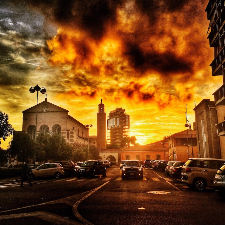 Foto tráfego na estrada contra céu nublado