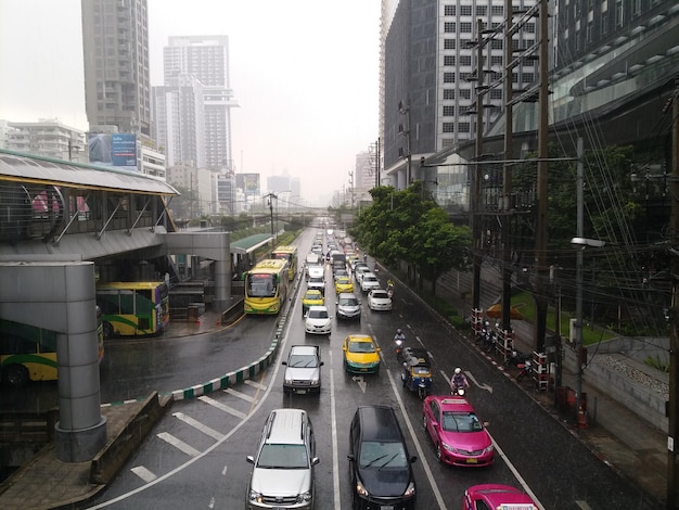 Tráfego na estrada entre edifícios na cidade