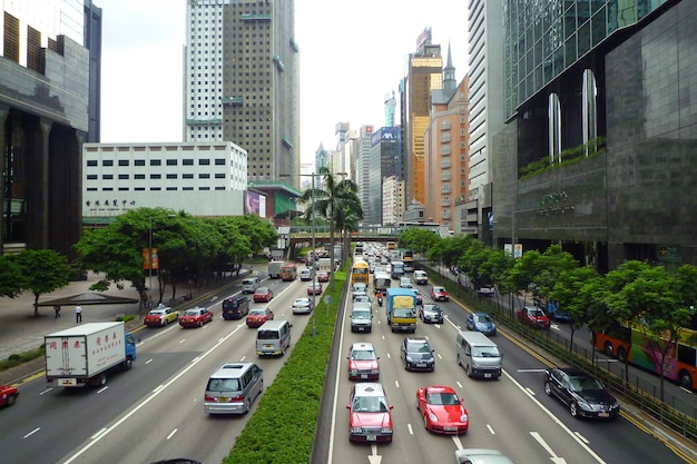 Tráfego na estrada entre edifícios na cidade