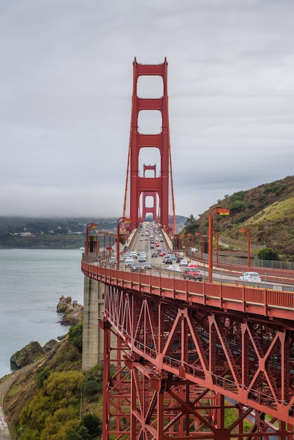 Tráfego na ponte Golden Gate em San Francisco