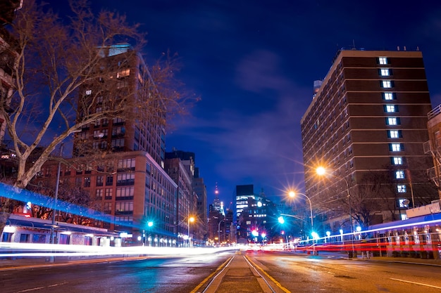 Tráfego noturno. A vista do ponto mais baixo no centro da rua. EUA. Cidade de Nova York