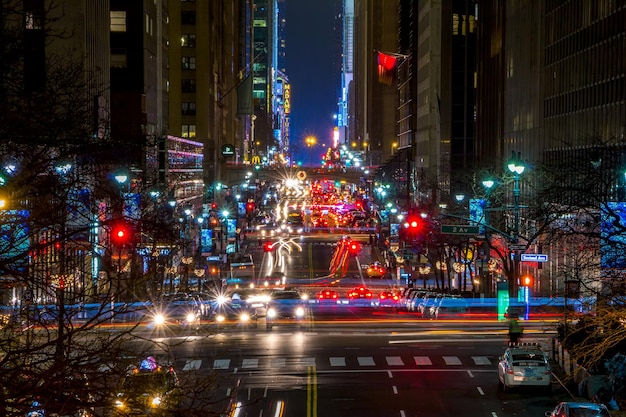 Tráfego noturno na 42nd Street de NYC