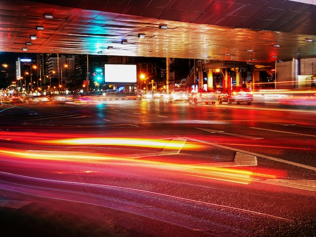 Tráfego noturno no fundo da cidade