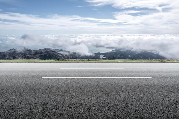 Tráfego rodoviário ao ar livre e fundo do céu