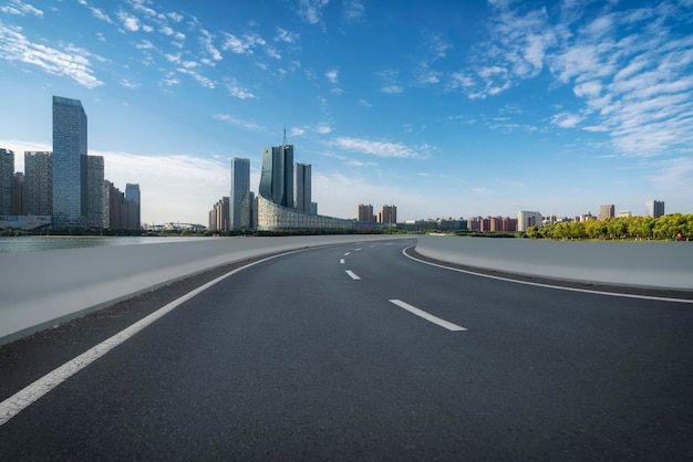 Tráfego rodoviário da cidade e cena de rua de edifícios modernos