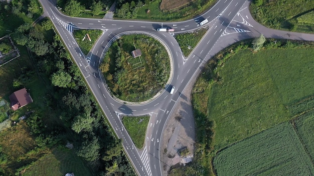 Tráfego rotunda de carros e caminhões na vista superior aérea da estrada circular circular