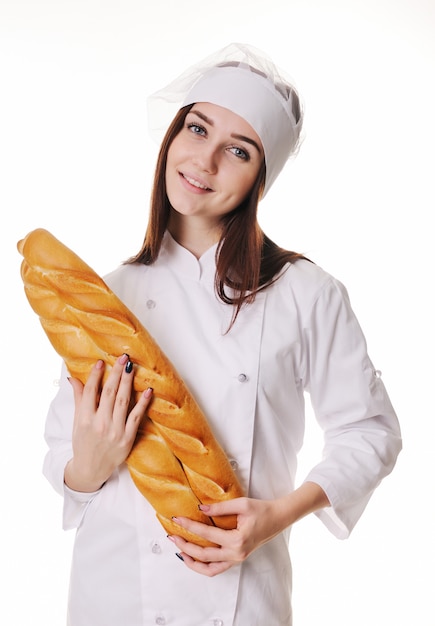 Traficante de padeiro doce bonito da rapariga com um baguette em um fundo branco. loja de pão