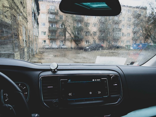 Tráfico abstracto en día de lluvia Vista desde el asiento del coche Fondo con filtro