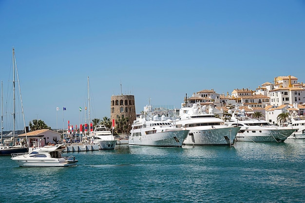 Tráfico de agua de embarcaciones civiles en verano Puerto Banús