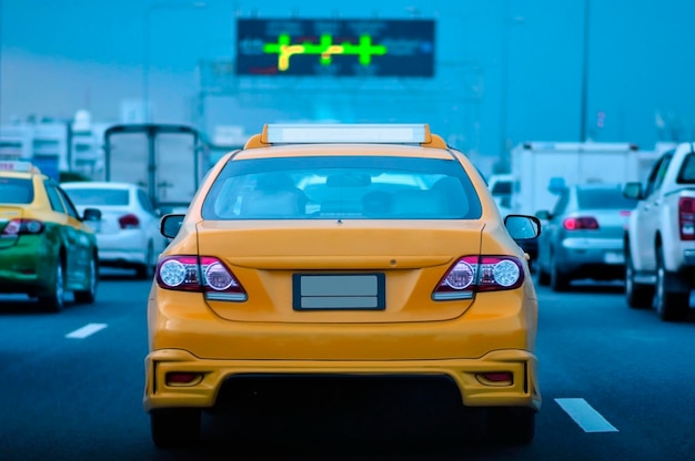 Foto tráfico amarillo en la carretera en la ciudad